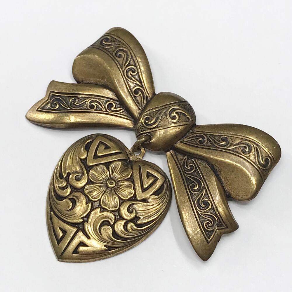 VTG 80s Victorian Brass Filigree Engraved Etched Ribbon Bow Drop Heart Brooch - Picture 6 of 9